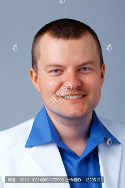 穿藍襯衫的男人。
