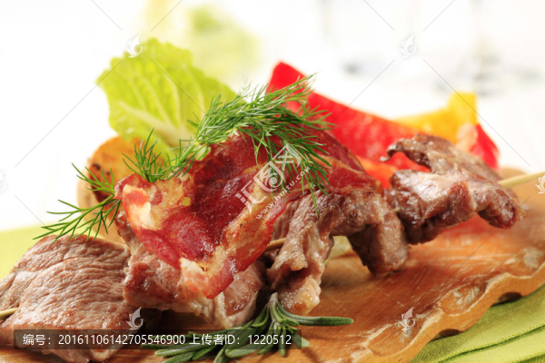 烤肉串上木