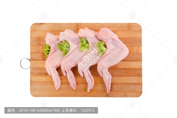 生雞翅膀帶綠色沙拉