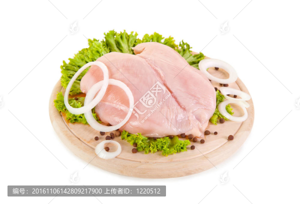 鮮生雞胸肉在砧板上