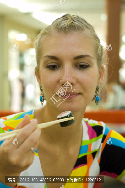 金發(fā)女孩吃壽司