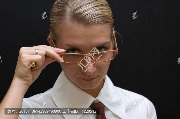 嚴(yán)肅的戴眼鏡的女士