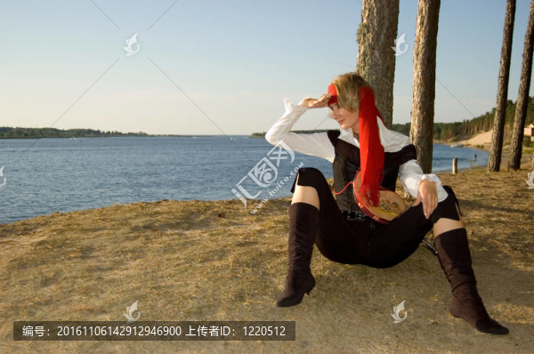 女海盜望著大海