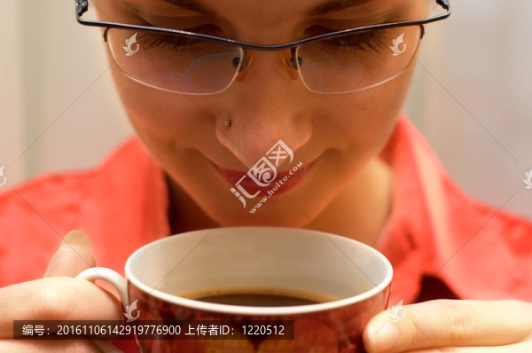 戴著杯子的女孩