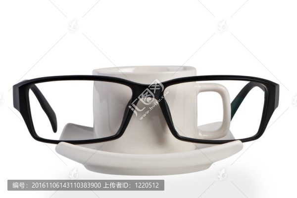 眼鏡和咖啡杯，孤立在白色背景。