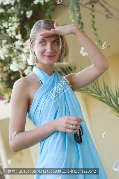 金發(fā)女孩在戶外