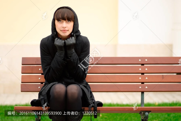長凳上的年輕女人