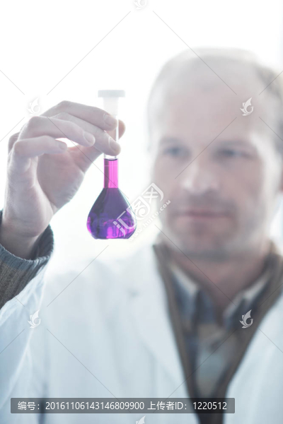 和在實驗室的科學(xué)研究