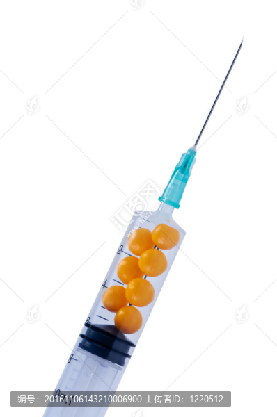 具有隔離白色的藥片的注射器。
