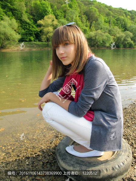 河邊的少女