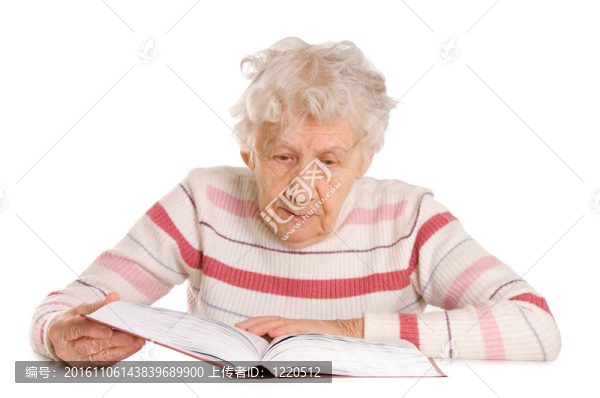 老年婦女讀這本書