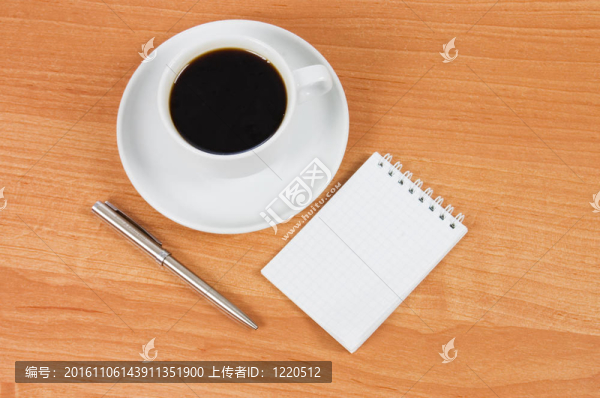 一杯黑咖啡在一個木制的桌子上