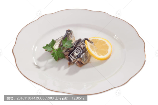 沙丁油魚在板材上檸檬油