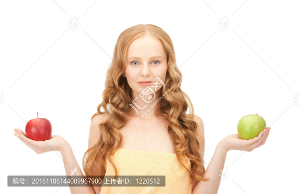 年輕漂亮的女人與綠色和紅色的蘋果