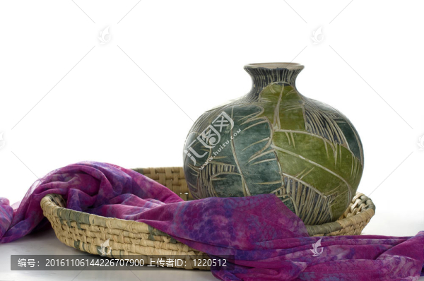 帶紫色圍巾的陶器