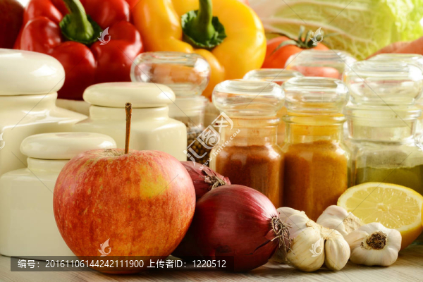 廚房餐桌上的香料和蔬菜