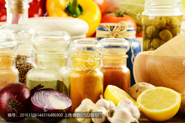 廚房餐桌上的香料和蔬菜