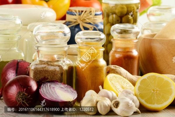 廚房餐桌上的香料和蔬菜