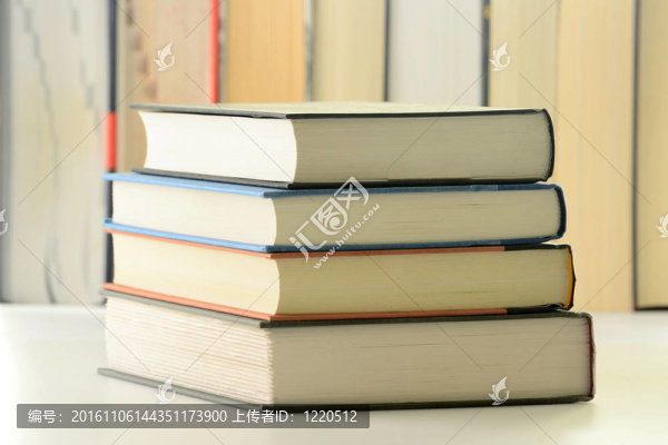 桌子上的書(shū)