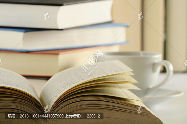桌子上的書
