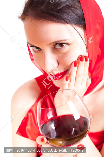 女人用一杯紅葡萄酒