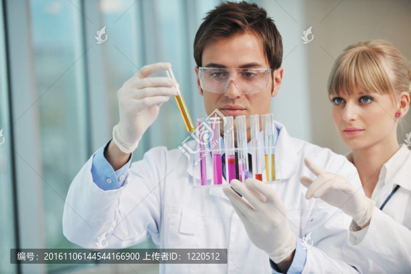 科學的人在光明的實驗室