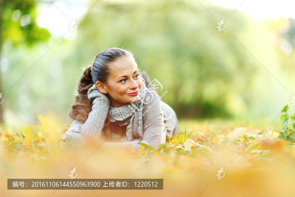 在秋葉的女人portret