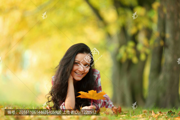 在秋葉的女人portret