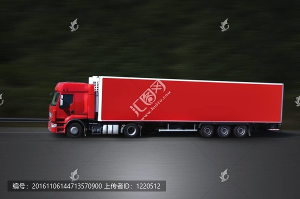 道路上的紅色卡車