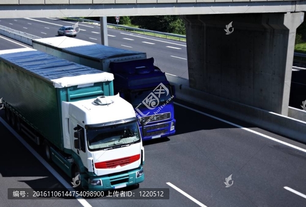 公路上的兩輛半卡車