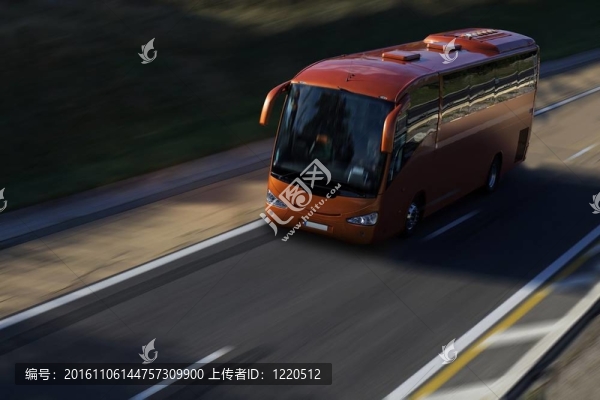 高速公路上的紅巴士
