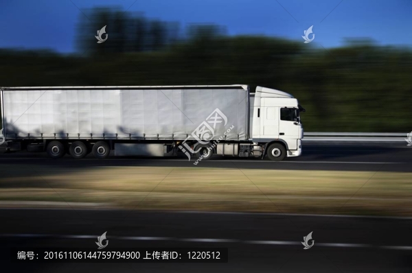 公路白色半卡車