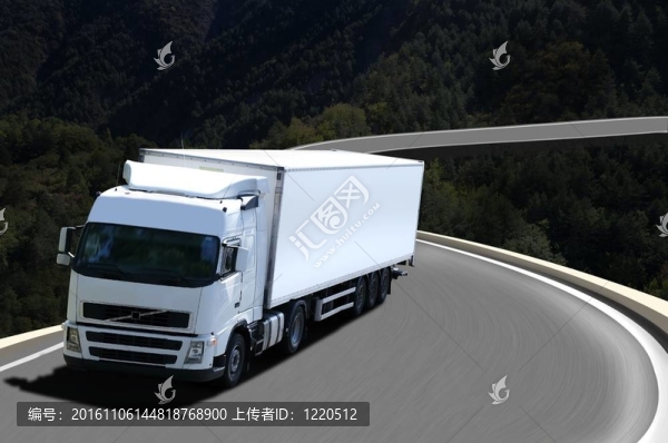 山地白色半卡車(chē)