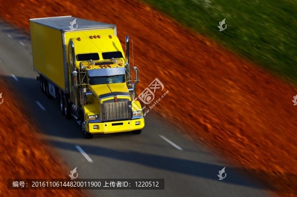 在運(yùn)動(dòng)的黃色半卡車(chē)