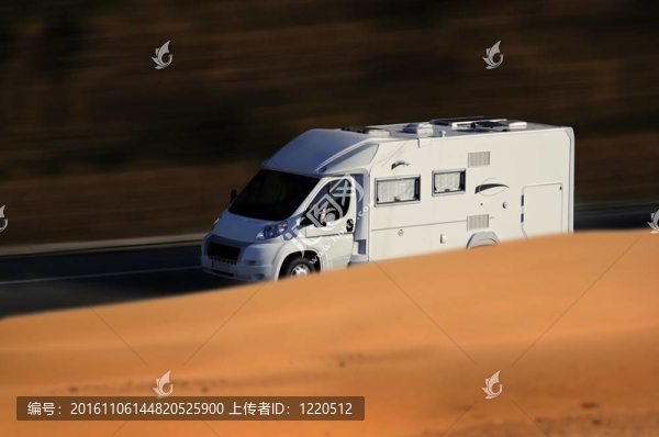 白色面包車上troad速度