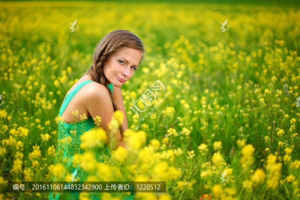 油菜上的女人
