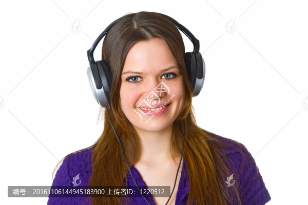 帶耳機的年輕女人