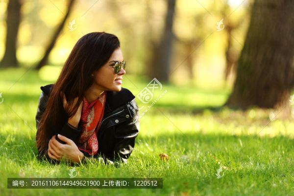 在秋葉的女人portret