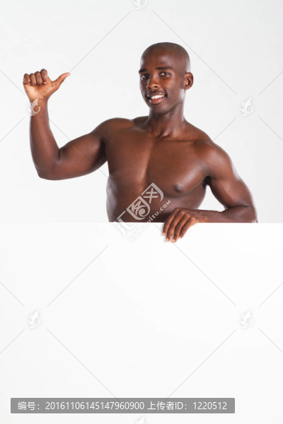 非洲男子拇指向上