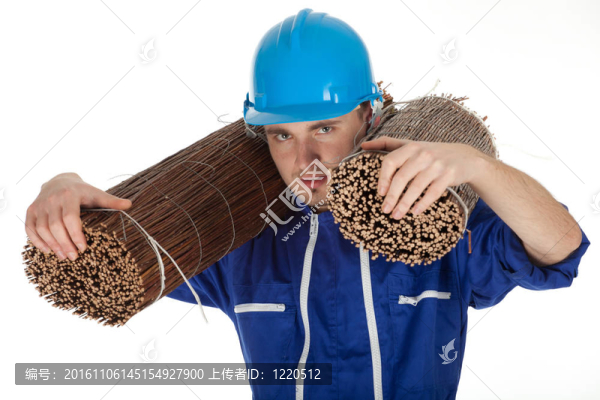 藍色的頭盔和工作服的年輕人用柳條