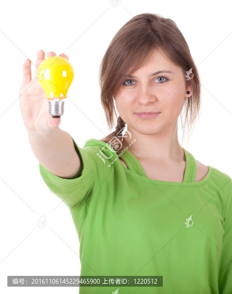 黃色的燈泡在休閑綠色襯衫的年輕女子