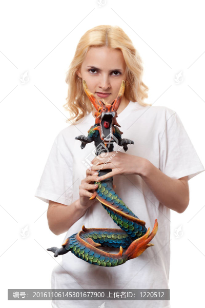美麗的女孩，一個木制的龍