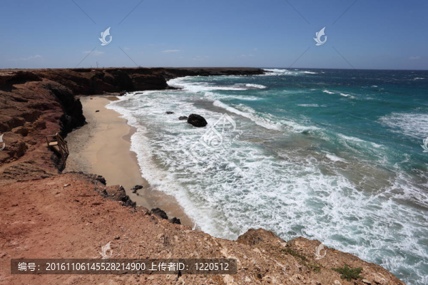 孤獨(dú)的海灘在加那利群島的富埃特文圖拉島島；西班牙
