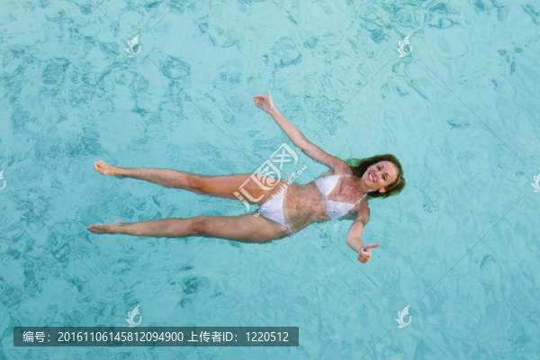 年輕女子微笑；游泳在海洋；馬爾代夫