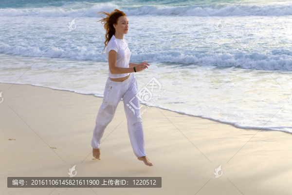 婦女；沿著海岸線奔跑