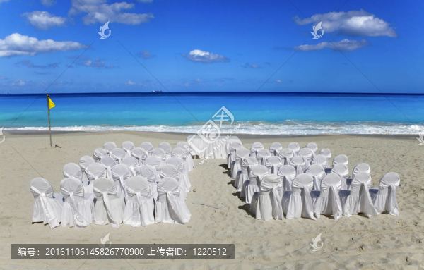熱帶海灘上的婚禮。期待客人的桌椅。