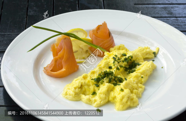 紅色的魚(yú)和綠色的煎蛋