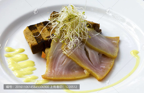 片熏槍魚和板烤面包