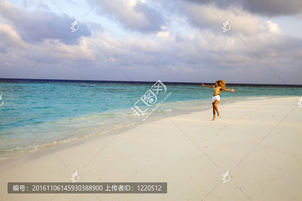 女孩在日落時(shí)沿著沖浪板奔跑