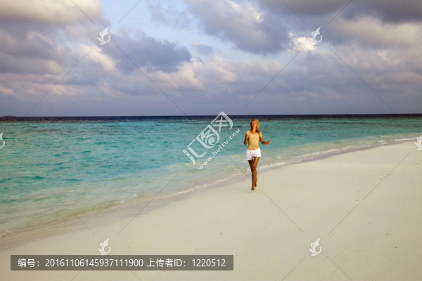 女孩在日落時(shí)沿著沖浪板奔跑